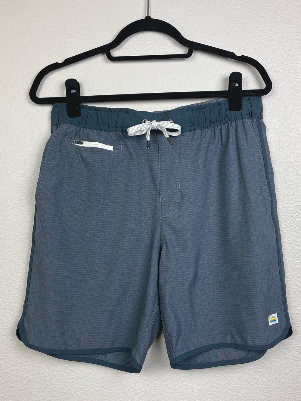 Vuori Men's Medium Banks Shorts 7" Inseam Dark Grey Athletic Gray Run Swim Gym